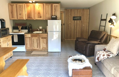 Mead Condo | MT. SPOKANE CONDO~W POOL, HOT TUB, WIFI BALCONY & AC~UPDATED STUDIO SLEEPS 4