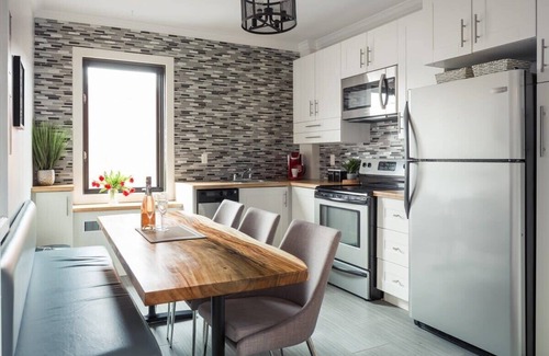 Plateau Mont Royal Apartment | MTLVR #04 | Live like a local, sunny patio, A/C