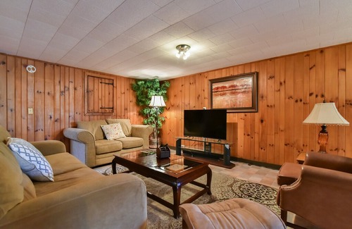 Hendersonville House | Mtn bikers, families, work groups w/pond/fishing/firepit/pingpong