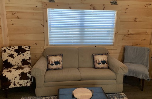 Travelers Rest Cabin | Mtn Cabin Getaway-Best Location! -Hike-Bike-Winery-Fire Pit-Screened in Porch