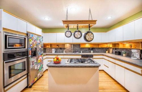 Sandy Apartment | Mtn. Home-Sauna, Pool Table, Mins to Ski/Hike/Bike
