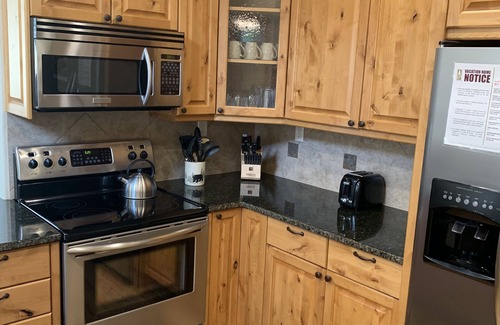 Estes Park House | Mtn Masterpiece on the river w/views, deck, 1mi RMNP, 5min dwtn, well appointed