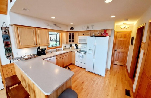 Bryson City Cabin | Mtn Top Cabin/Incredible Views/Cathedral Ceilings/WIFI/Hot Tub