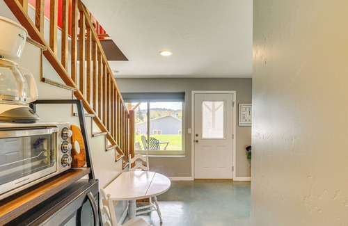 Eureka Apartment | Mtn-View Eureka Apartment: Walk to Eateries!