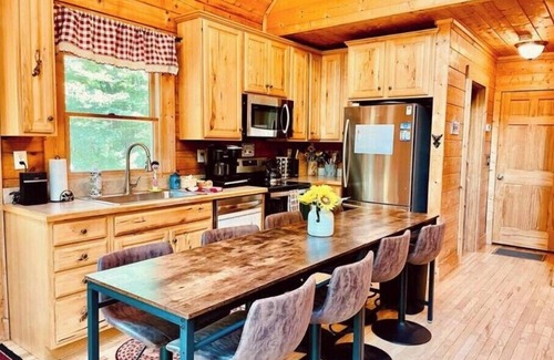 Roseland Cabin | Mtn Views~Fire Pit~King Bed~Lake~Breweries 1 mi!