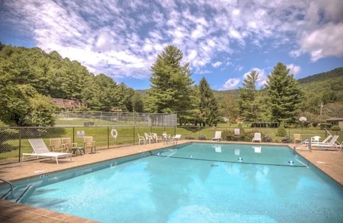 Boone Ski Chalet | MtView TheaterGameRm Heated Floors Fire-pit Playground Tennis and Basketball