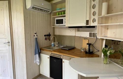 Lohusalu House | Mugavustega majake mereäärses männikus.
