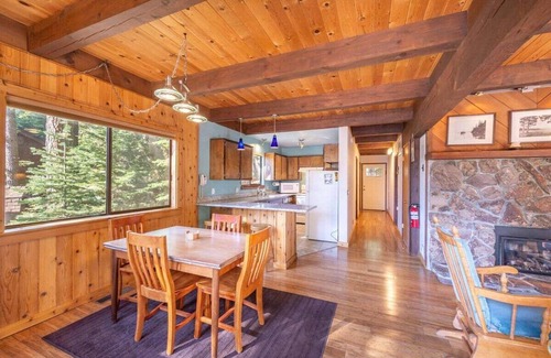 Ridgewood Cabin | Muletail Lodge in Carnelian Bay Close to town, hiking, biking