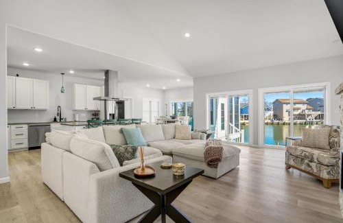 Greenbackville House | Mulligan Home - Waterfront, boat dock & community pools!