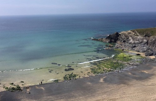 Mullion House | Mullion Coastpath, sea views, access to pool subject to availability