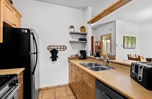 Sun Peaks Condo | Multi Level Condo Close to Village | Access to Ski-Out Trail | Private Hot Tub | Fireplace