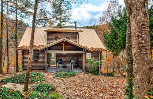 Townsend Cabin | Multi-level riverfront home w/water views, WiFi, game room, AC, private hot tub