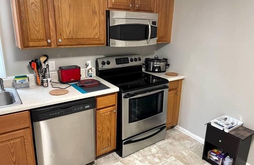 Wayne Apartment | Multi-Room Apartment * Easy to Downtown or Airport