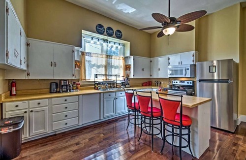 Horse Cave House | Multifamily Mammoth Cave Inn Sleeps 15 Infants Welcome