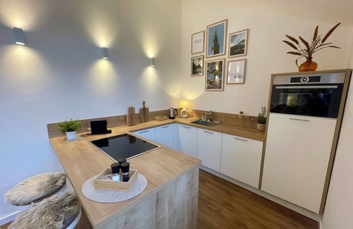 Alt-Moosach Apartment | Munich penthouse with roof terrace, kitchen and parking space in the Moosach district
