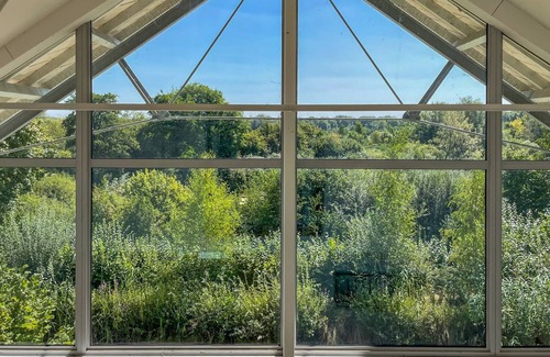 Cirencester Cottage | Muntjac Lodge, Cotswold Water Park, sleeps 10 guests in 5 bedrooms