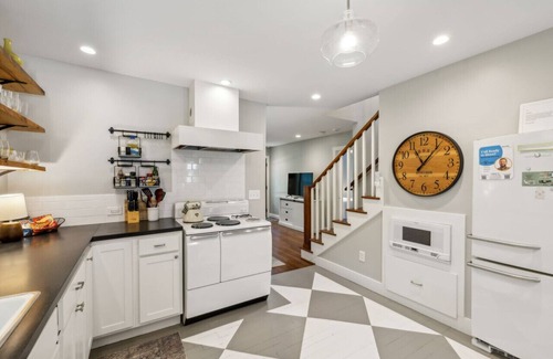 Franklin Apartment | Murals + Design Details Walkable to Franklin