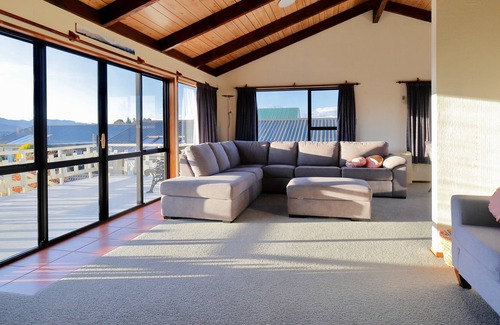 Te Anau Cottage | MURCHISON MOUNT VIEW - TE ANAU HOLIDAY HOME, with a garden in Te Anau