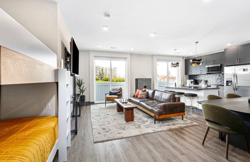 Rolling Mill Hill Apartment | Muse Contemporary second-floor condo with high-speed WiFi, central AC & balcony