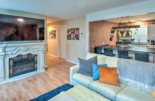 Rosedale House | Music-themed, walking distance to Westport and KU Med!! Circle bed.