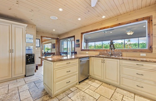 Big Chute Cottage | Muskoa Lake retreat, 5 bedrooms, 4 season with hot tub, fire pit, fireplace