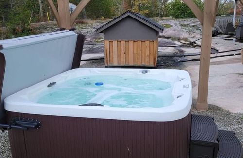 Honey Harbour Cottage | Muskoka Honey Harbour Getaway with Hot Tub!