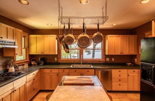 Cullowhee House | Muskoka Lodge - Home on Lake Glenville!