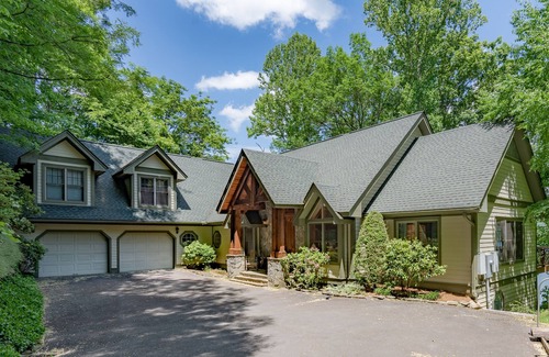 Cullowhee House | Muskoka Lodge - Home on Lake Glenville!