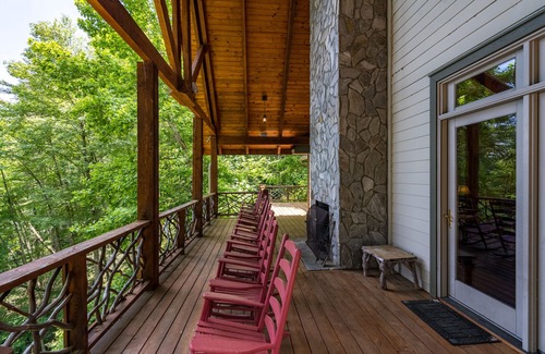Cullowhee House | Muskoka Lodge - Home on Lake Glenville!
