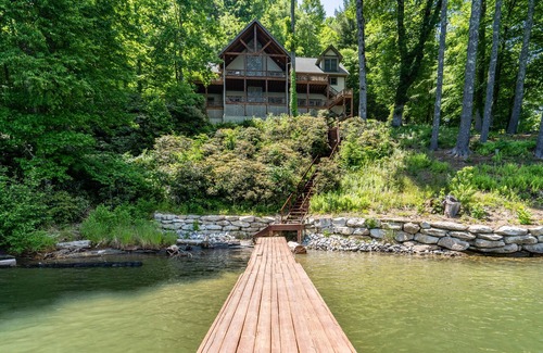 Cullowhee House | Muskoka Lodge - Home on Lake Glenville!