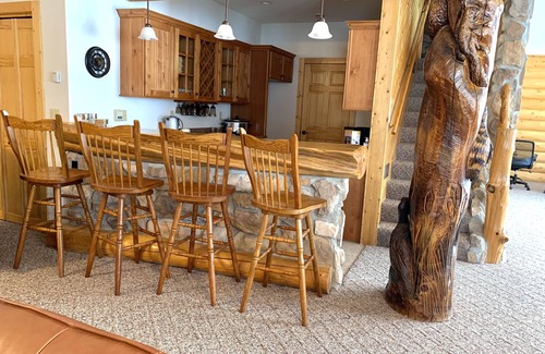 Wickham Cabin | Must Stay- Gorgeous Secluded Log Cabin! (15 min from downtown)