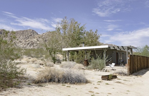 Panorama Heights House | Mustang cabin at Rattler Ranch in Joshua Tree