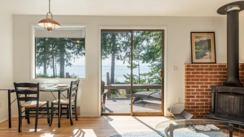 Freeland House | Mutiny Bay Waterfront Cabin by AvantStay Views
