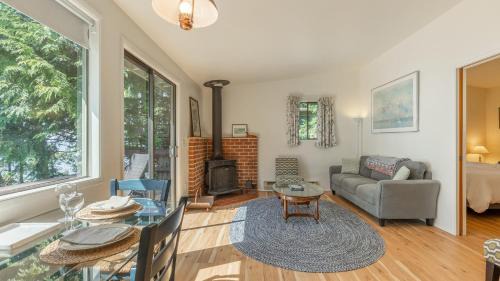 Freeland House | Mutiny Bay Waterfront Cabin by AvantStay Views