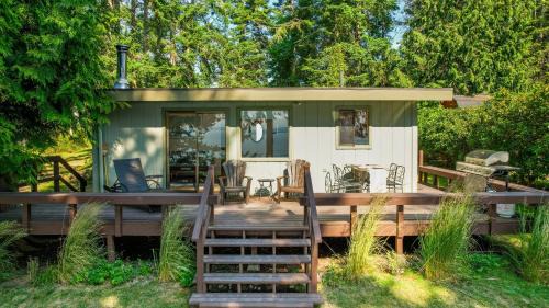 Freeland House | Mutiny Bay Waterfront Cabin by AvantStay Views