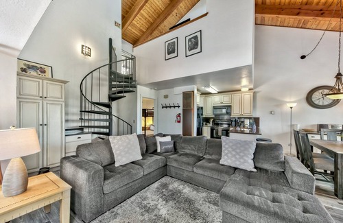 Tahoe Village Condo | Mv17 amazing lake view spacious ski cabin