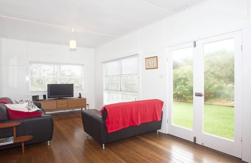 North Creek House | My Blue Heaven - Pet Friendly - Restored 1940's Home Opposite the Beach Pet Friendly
