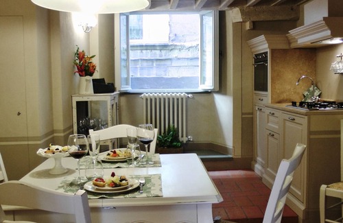 Cortona Old Town Apartment | My house with steam room, theater view, chromtherapy, relaxing music, jacuzzi.