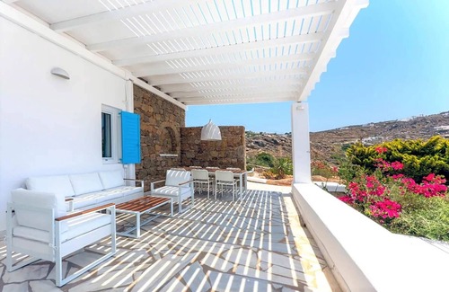 Tourlos Villa | My Rental Homes - Villa Rose 1, only 1 km from Agios Stefanos beach. Shared pool
