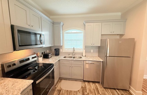 Central Myrtle Beach Condo | Myrtle Beach 2 Br Condo, Pool View,1 mile to beach, Close to Dining and Shopping