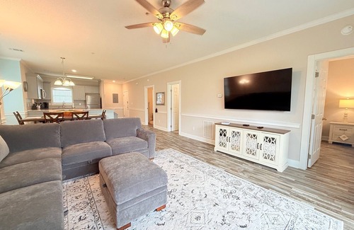 Central Myrtle Beach Condo | Myrtle Beach 2 Br Condo, Pool View,1 mile to beach, Close to Dining and Shopping