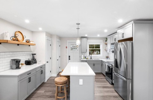 Mystic - New London Apartment | Mystic Hilltop Haven: Close Walk to Downtown