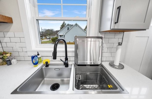 Mystic - New London Apartment | Mystic Hilltop Haven: Close Walk to Downtown
