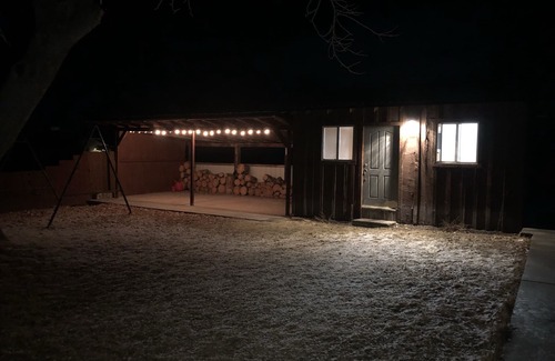 Monroe House | Mystic Manor Monroe 4 Bed Farm House- 10 min walk to Hot springs