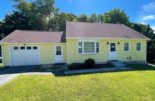 West Mystic House | Mystic Pet Friendly Retreat -Easy walk to Downtown