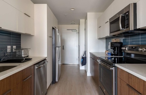 North Bethesda Apartment | N Bethesda 1BR with Pool and Gym Access