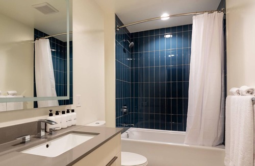 North Bethesda Apartment | N Bethesda 1BR with Pool and Gym Access