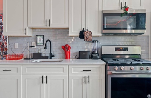 Delair Apartment | n"Philly’s Wild Romance Hideaway: Immerse in a Jungle of Passion"