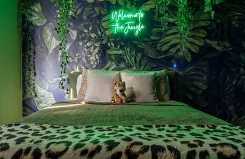 Delair Apartment | n"Philly’s Wild Romance Hideaway: Immerse in a Jungle of Passion"