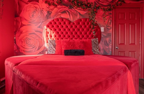 Delair Apartment | n"Philly’s Wild Romance Hideaway: Immerse in a Jungle of Passion"